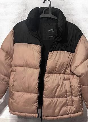 Жіночий короткий пуховик pull & bear