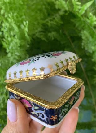 Фарфоровая маленькая шкатулочка  с позолотой, с клеймом. португалия.