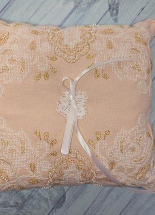 Свадебная подушечка для колец с вышивкой4 фото