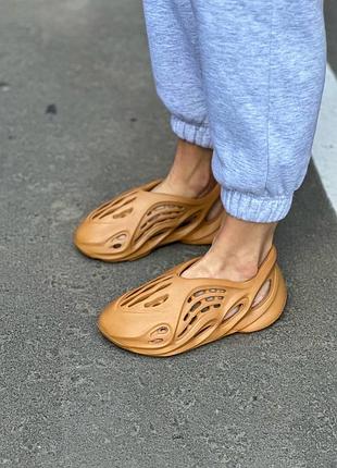 Кросівки жіночі