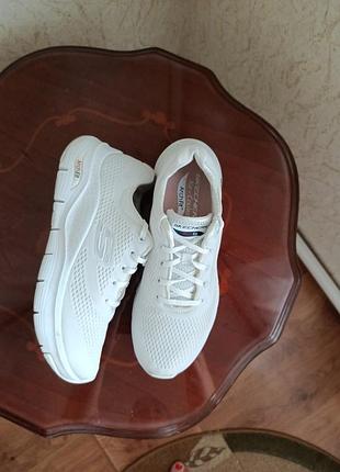 Жіночі кросівки skechers із серії arch fit, розмір 38.