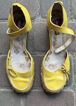 Желтые кожаные туфли clarks originals 39