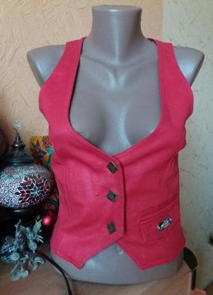 Стильна червона жилетка