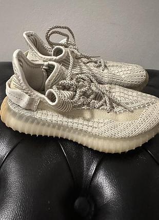 Кросівки yeezy , ізі