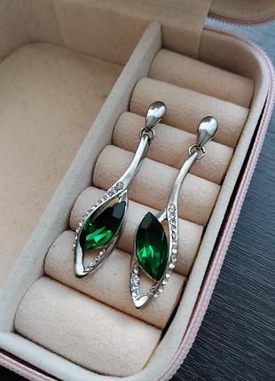 Серьги с зеленым камнем