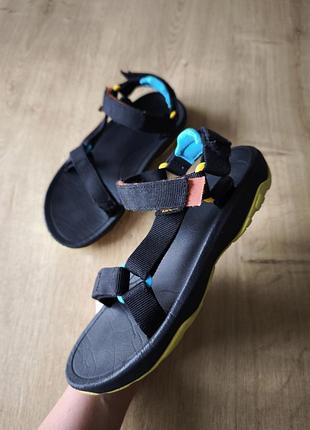 Круті підліткові сандалії teva,р.35.