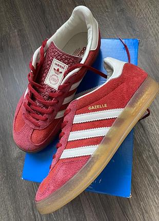 Кросівки adidas gazelle жіночі червоного кольору, adidas gazelle indoor w ie1051