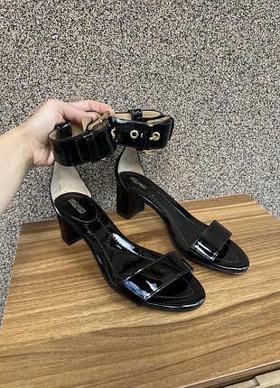 Чорні лакові босоніжки від michael kors, 38p