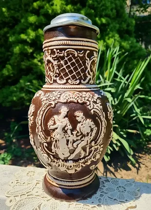 Вінтажний німецький керамічний глечик для вина з рельєфним орнаментом "кавалер і дама"