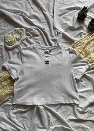 Біла вкорочена футболка adidas