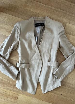 Базовий лляний блейзер піджак zara basic. бежевий, приталений крій, розмір xs (eur 34 / usa 2).