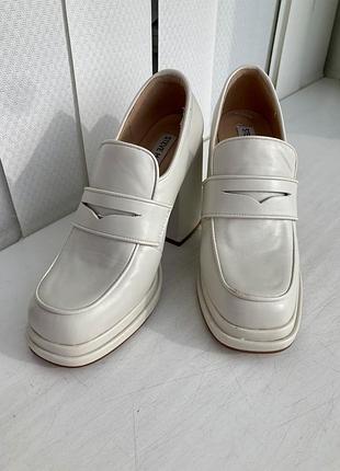 Моллчно-білі масивні туфлі у стлі лоферів зі штучної шкіри steve madden 37 розміру