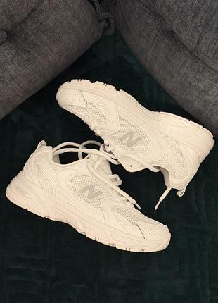 Білі кросівки в стилі new balance