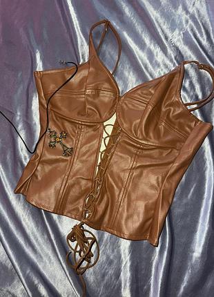 Трендовий шкіряний y2k топ на завʼязках prettylittlething