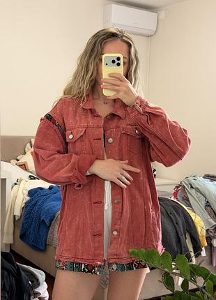 Джинсова куртка oversize рожева acid wash з етно вставками m/l