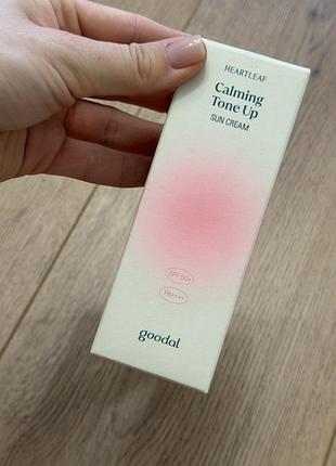 Заспокійливий тонізувальний сонцезахисний крем goodal heartleaf calming tone up sun cream.,