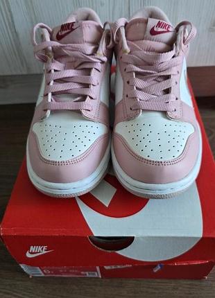 Nike dunk low gs pink foam (оригінал) розмір 38.5 (24 см). дуже гарний стан, оригінальна коробка в комплекті. мінімальні сліди носіння.