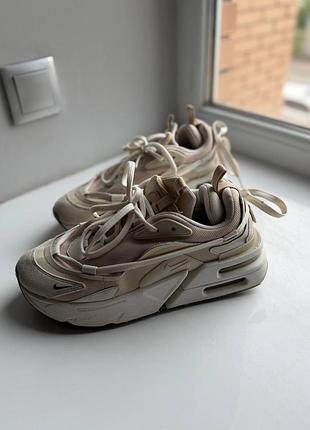 Кросівки nike 🤍  ▫️ розмір: 39 ▫️ довжина устілки: 25,5 см ▫️ стан: дуже хороший ▫️ колір: молочний / бежевий ▫️ зручні, легкі та стильні