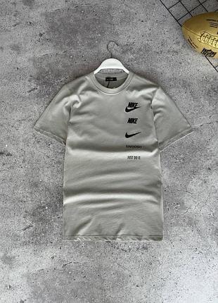 Чоловіча футболка nike в сірому кольорі