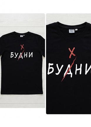 Чорна футболка з оригінальним принтом