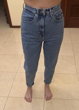 Джинсы мом tommy jeans mom jean ultra high rise tapered размер: w25 l30