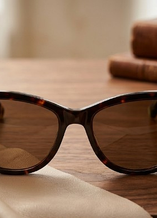 Женские солнцезащитные очки рубашеньки polarized сочетают в себе классический силуэт «кошачий глаз» и современную разноцветную черепаховую оправу.