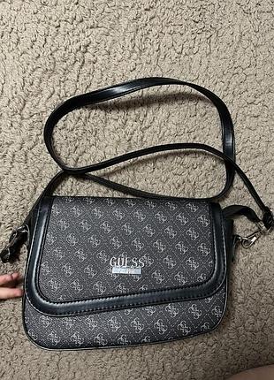 Чорна сумка guess з ремінцем