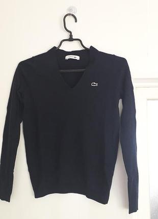 Lacoste 
32/xxs/40
34/xs/42
36/s/44
чоловічий темно синій пуловер з v- подібним вирізом горловини 
100% вовна мериноса 
ідеальний стан