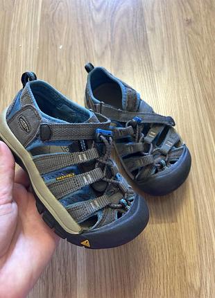 Закриті сандалі для хлопчика keen