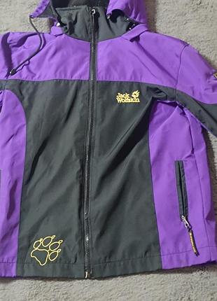 Куртка ветровка на девочку фирмы jack wolfskin 11-12 лет с двумя молниями оригинал состояние хорошее на одной молнии есть дефект остальное все целое