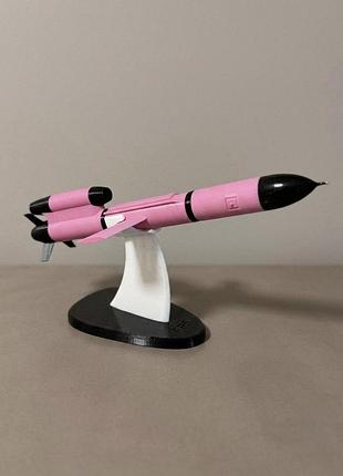 Эксклюзивная коллекционная модель ракеты fp 5 «фламинго» с подставкой, масштаб 1:35, размеры 11х36х15 см (украина) розовый