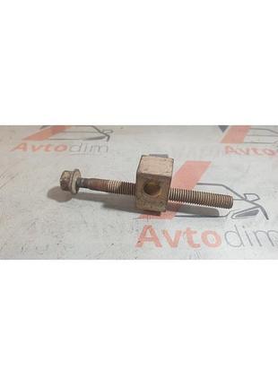 Болт генератора mr355188 mitsubishi carisma дорестайл