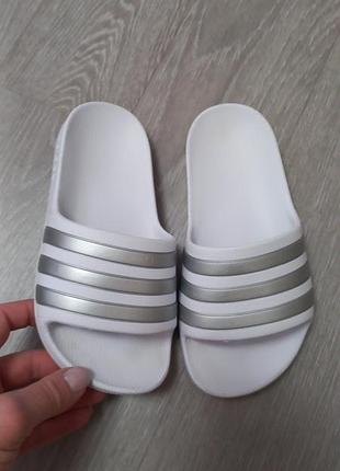 Детские шлепанцы adidas