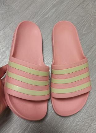 Жіночі шльопанці adidas