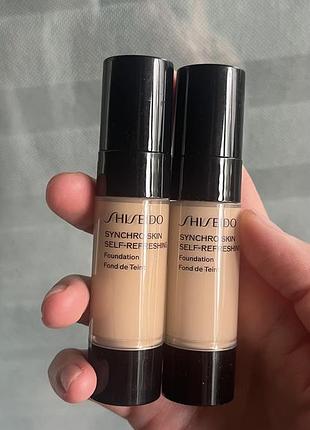 Тональна основа shiseido synchro skin self-refreshing foundation у скляному флаконі з помпою-дозатором.