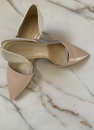 Туфлі-човники nine west мають стильний дизайн із гострим носком та комбінацією кольорів.