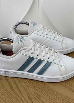 Оригінальні кросівки adidas