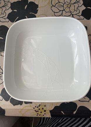 Біла керамічна квадратна страва для запікання виготовлена компанією royal worcester у співпраці з джеймі олівером