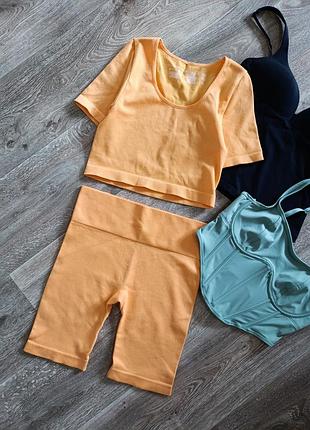 Спортивний помаранчевий костюм в рубчик топ+шорти