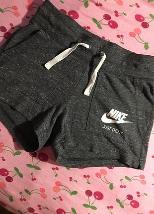 Корткі тоненькі трикотажні шорти nike xs, спортивні шорти