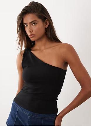 Шикарний чорний асиметричний топ від h&m має стильний дизайн на одне плече, з м'якого трикотажу.