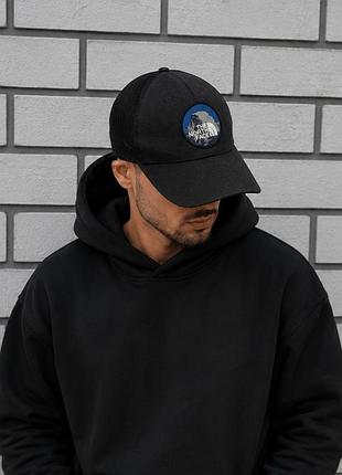 Кепка от бренда the north face