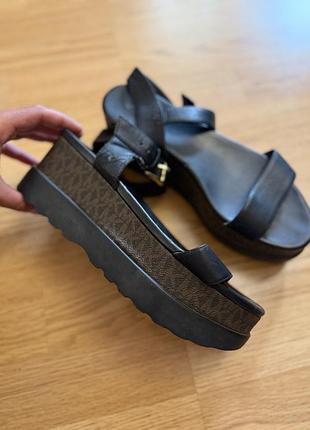 Босоножки michael michael kors marlon flatform, отличающиеся характерным логотипом бренда на платформ