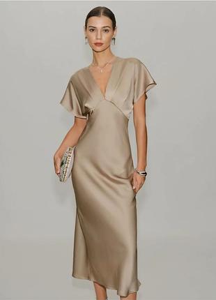 Изысканное холодное-беж атласное платье миди zara с элегантным v-образным вырезом и короткими рукавами.