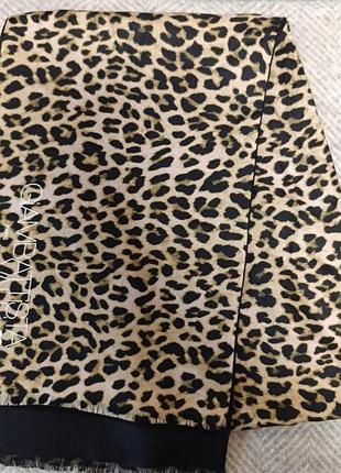Шелковый шарф giambattista valli x h&amp;m с леопардовым принтом и фирменным логотипом бренда.