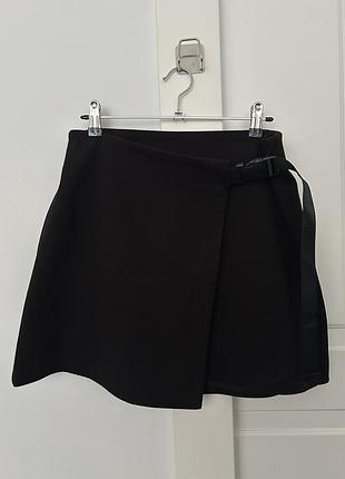 Дуже цікава міні спідниця zara на запах з застібкою