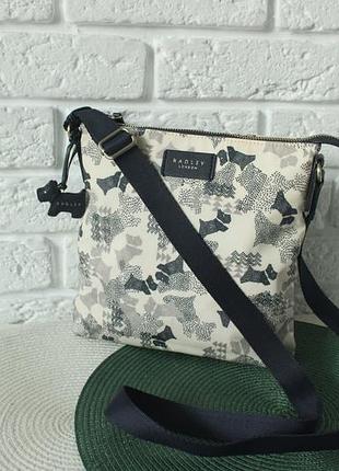 Сумка кросс боди radley с симпатичным принтом.