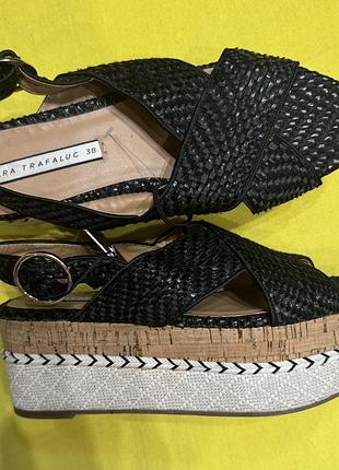 Босоніжки чорного кольору ,zara,нові,верх як плетіння