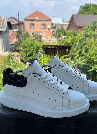 Белые кроссовки alexander mcqueen