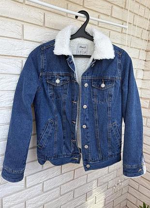 Жіноча джинсова куртка фірми denim